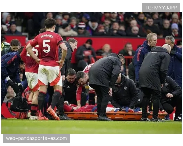 曼联更衣室矛盾再度曝光，球队内部问题延续，对赛季表现形成持续影响