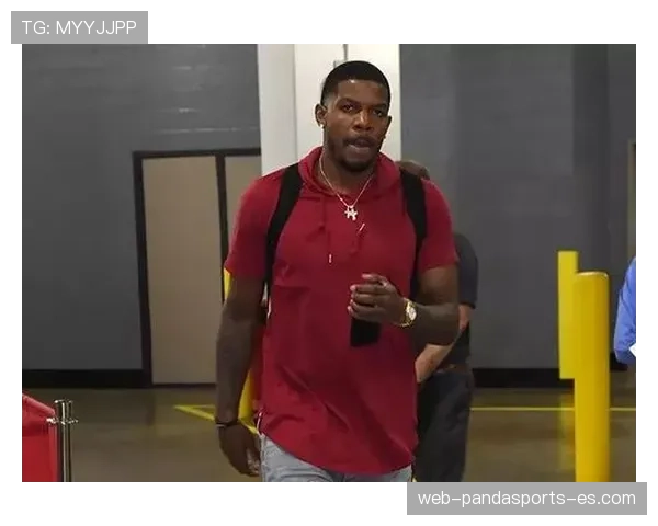 乔·约翰逊无球跑位提升三分效率显著拉开防守空间