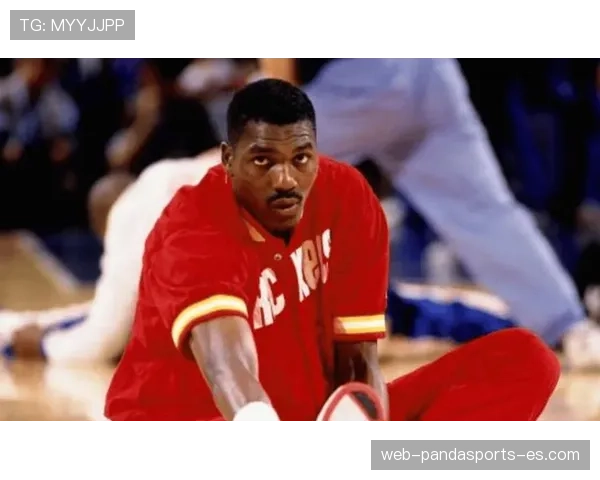 奥拉朱旺低位单打压制卡尔马龙，带动火箭内线攻防提升